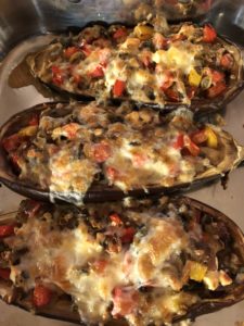 Gefüllte Auberginen nach dem Backen und Gratinieren