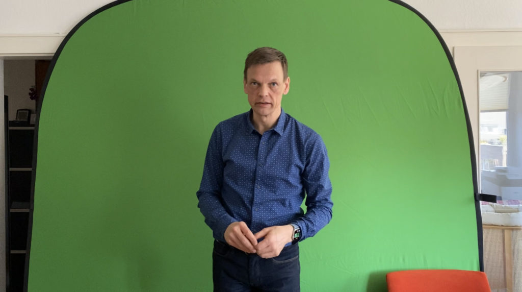 Ich vor grünem Stoff